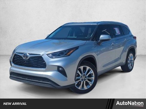 Used 2021 Toyota Highlander Limited FWD image 1