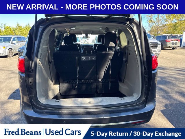 Used 2019 Chrysler Pacifica Touring-L FWD image 11