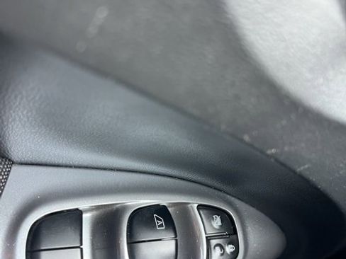 Used 2011 Nissan Juke SL image 25