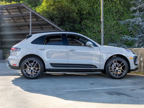 Certified 2024 Porsche Macan image 12