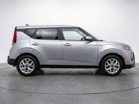 Used 2025 Kia Soul LX w/ LX Technology Package FWD image 22