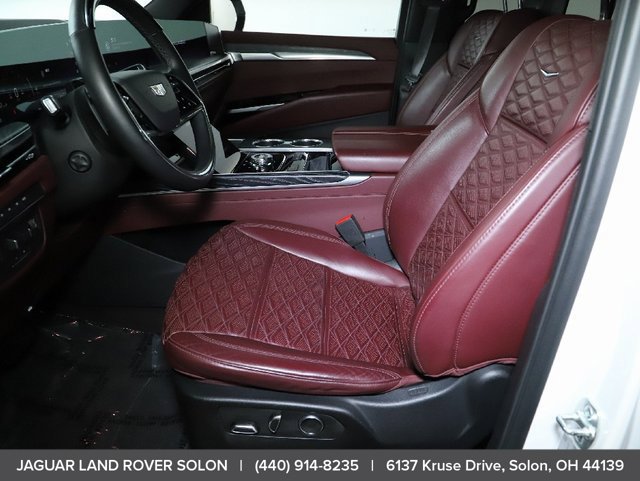 Used 2025 Cadillac Escalade Premium Luxury AWD/4WD image 17