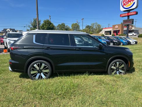 New 2025 Mitsubishi Outlander AWD image 2
