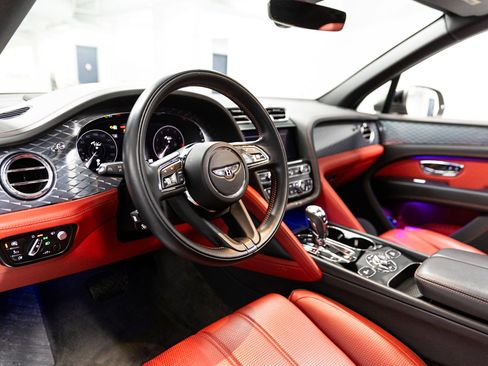Used 2021 Bentley Bentayga image 17