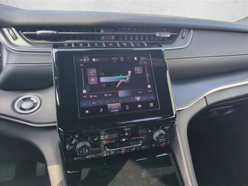 New 2025 Jeep Grand Cherokee Altitude image 9