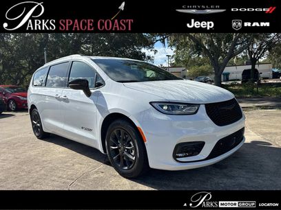 New 2025 Chrysler Pacifica Select w/ Fav Edition Package