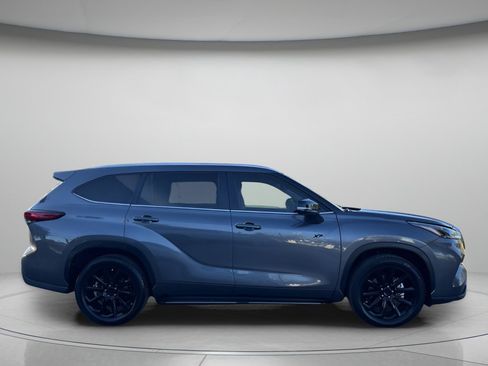 Used 2023 Toyota Highlander XLE image 2