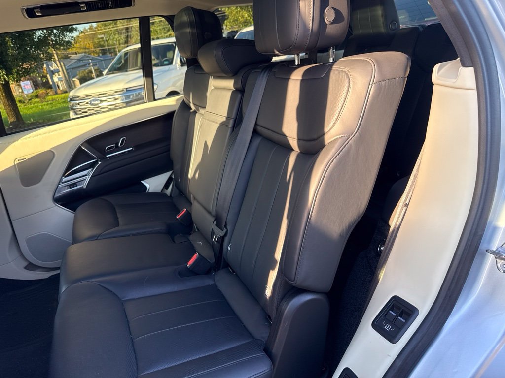 Used 2024 Land Rover Range Rover Long Wheelbase SE AWD/4WD image 16