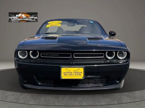 Used 2019 Dodge Challenger SXT image 2
