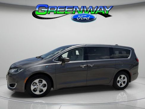 Used 2017 Chrysler Pacifica Touring Plus FWD image 1