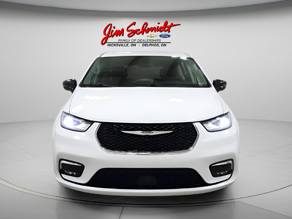 Used 2024 Chrysler Pacifica Touring-L FWD image 3