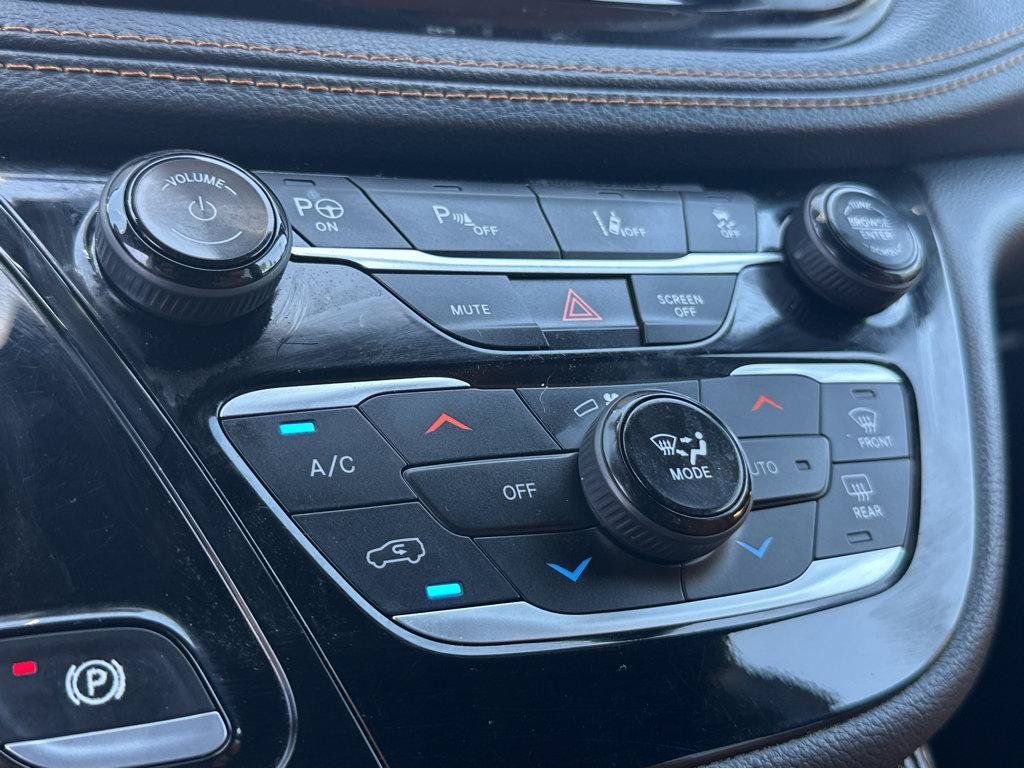 Used 2023 Chrysler Pacifica Pinnacle FWD image 26