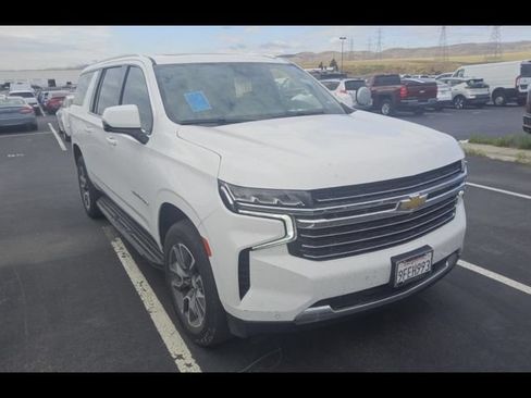 Used 2023 Chevrolet Suburban LT w/ LT Signature Plus Package RWD image 2
