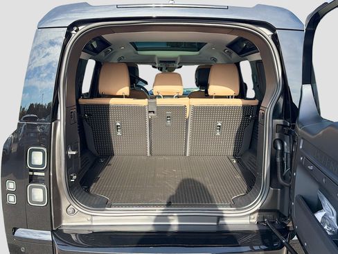 New 2026 Land Rover Defender 110 X-Dynamic SE image 12