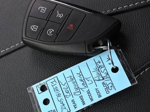 Used 2025 Chevrolet Traverse LT FWD image 28