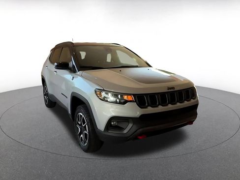 Used 2025 Jeep Compass Trailhawk AWD/4WD image 3