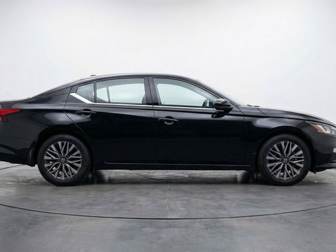 Used 2025 Nissan Altima 2.5 SV image 11