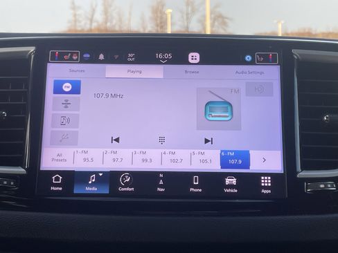 Used 2022 Chrysler Voyager LX image 25