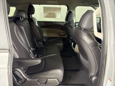 New 2026 Kia Carnival EX FWD image 18