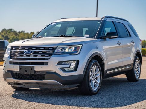 Certified 2017 Ford Explorer XLT w/ Equipment Group 202A image 3