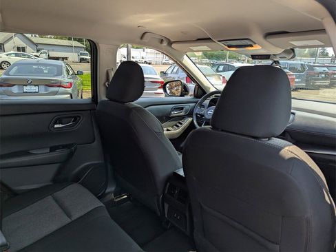 Used 2024 Nissan Rogue SV image 30