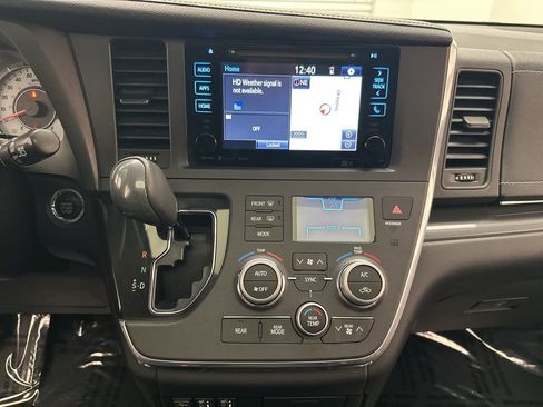 Used 2017 Toyota Sienna SE Premium image 20