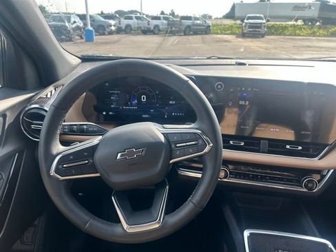 Used 2025 Chevrolet Equinox ACTIV w/ Safety and Technology Package FWD image 9