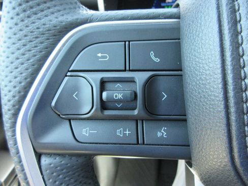 Used 2025 Toyota Tundra Limited AWD/4WD image 32
