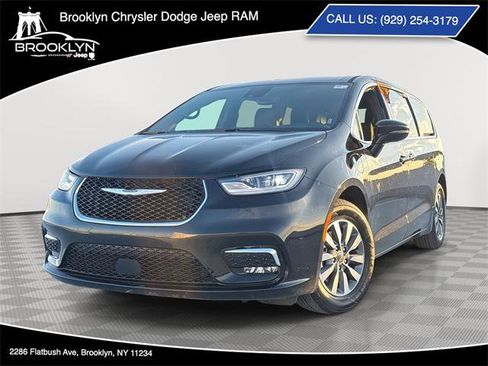 Certified 2025 Chrysler Pacifica Select image 1