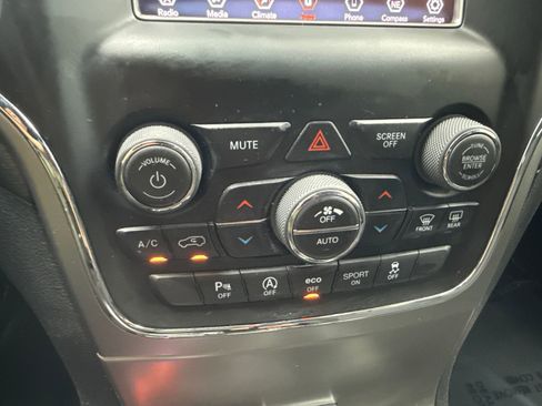 Used 2018 Jeep Grand Cherokee Laredo AWD/4WD image 29