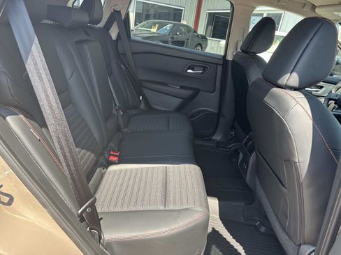 Used 2025 Nissan Rogue SV image 9