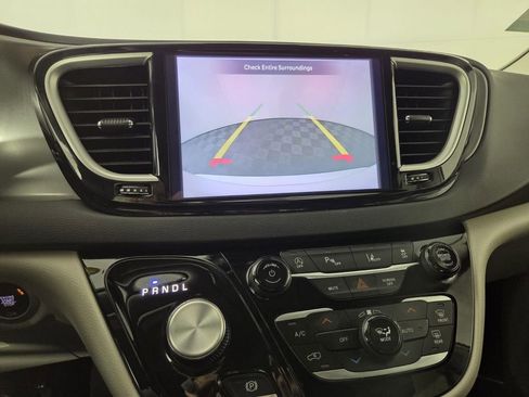 Certified 2024 Chrysler Pacifica Touring-L image 33