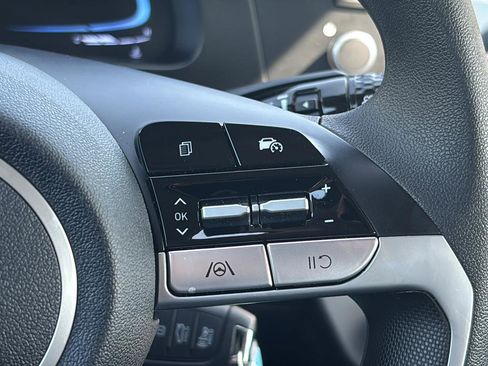 Certified 2025 Hyundai Elantra SE image 27