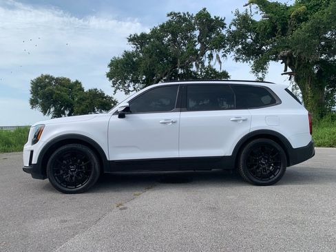 Used 2022 Kia Telluride SX w/ SX Prestige Package image 3