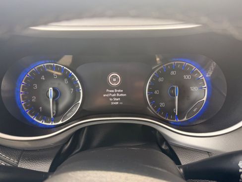 Used 2024 Chrysler Pacifica Touring image 12