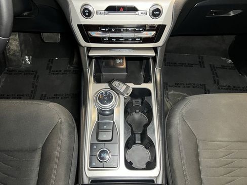 Used 2020 Ford Explorer XLT image 10