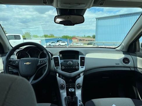 Used 2014 Chevrolet Cruze LS FWD image 3