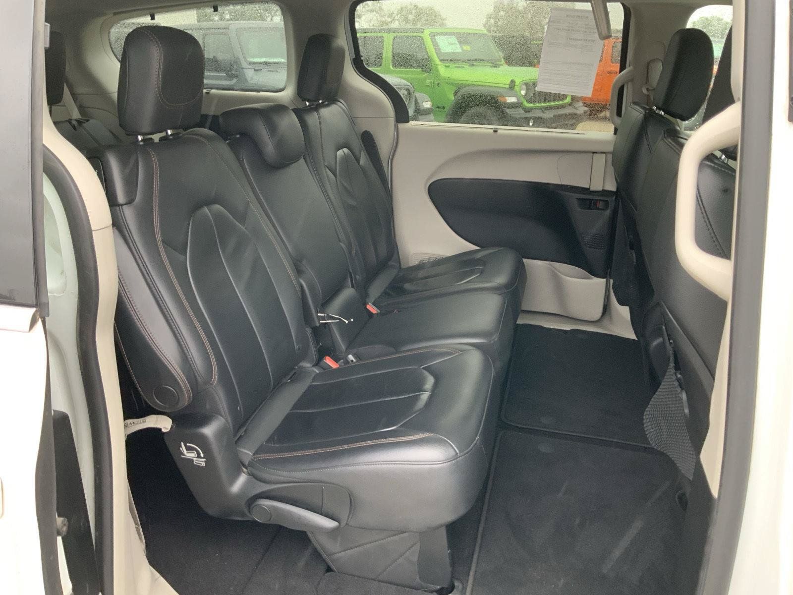 Used 2017 Chrysler Pacifica Touring-L FWD image 45