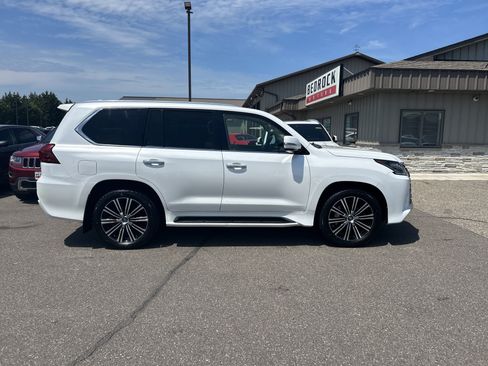 Used 2016 Lexus LX 570 4WD w/ Luxury Package image 2