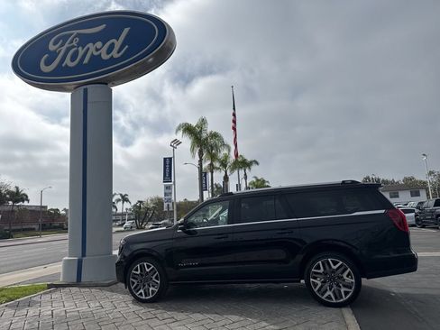 Used 2025 Ford Expedition Max Platinum w/ Platinum Ultimate Package AWD/4WD image 33