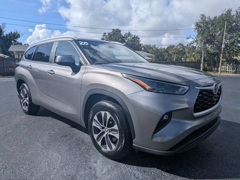 Used 2025 Toyota Highlander XLE FWD image 2