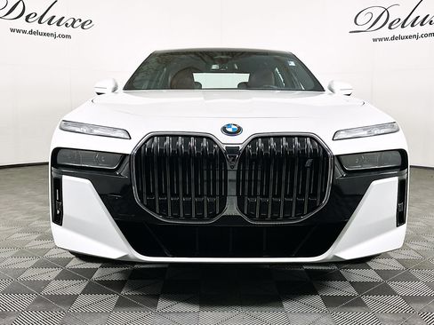Used 2023 BMW i7 xDrive60 w/ Executive Package 2 AWD/4WD image 2