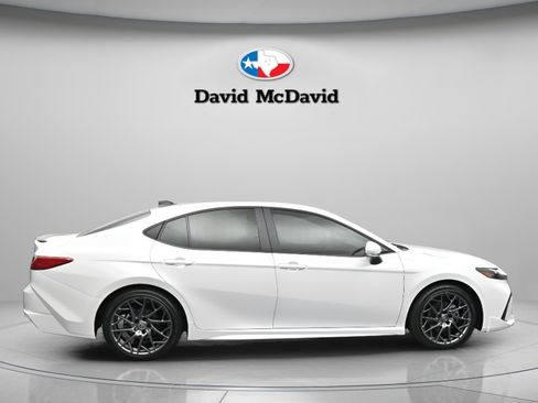 Used 2025 Toyota Camry XLE image 9