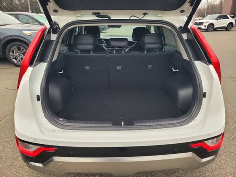 Used 2023 Kia Niro SX image 8