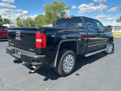 Used 2018 GMC Sierra 2500 Denali w/ Duramax Plus Package AWD/4WD image 4