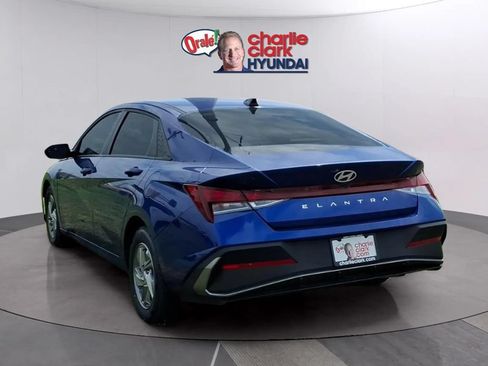 Used 2025 Hyundai Elantra SE FWD image 3