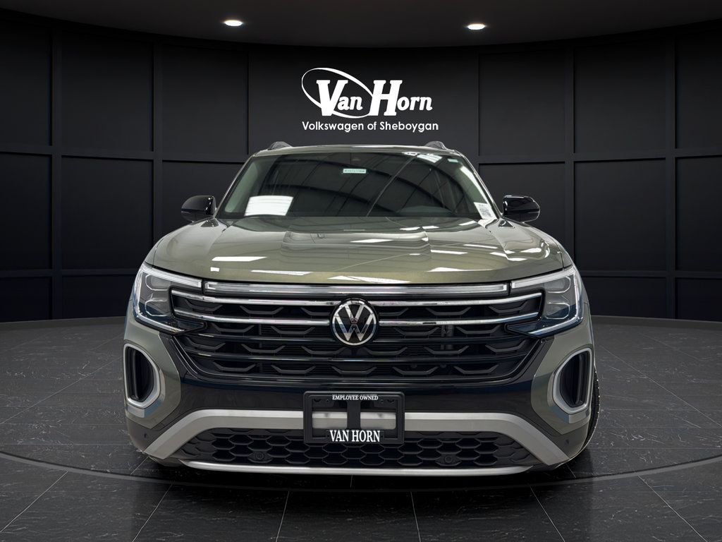 Used 2025 Volkswagen Atlas Peak Edition SE AWD/4WD image 2