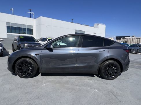 Used 2023 Tesla Model Y AWD image 3