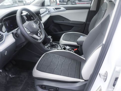 Used 2025 Volkswagen Taos SE image 4