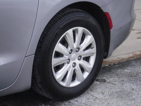 Certified 2020 Chrysler Voyager L image 7